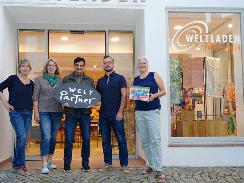 Milan Bhattarai, Geschäftsführer von Get Paper Industry aus Kathmandu zu Besuch im WELTLADEN Oberursel.